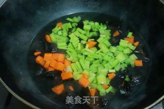 凉拌芹菜花生米的做法步骤:4