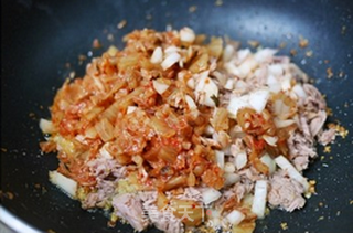 韩式金枪鱼泡菜饭团-野餐必备的做法步骤:4