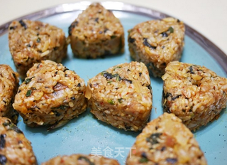 韩式金枪鱼泡菜饭团-野餐必备的做法步骤:8