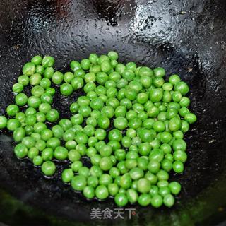咸蛋黄炒小河虾的做法步骤:2