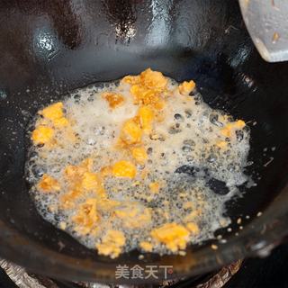 咸蛋黄炒小河虾的做法步骤:4