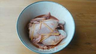 【坤博砂锅蜜汁盐焗鸡】的做法步骤:2