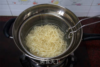 六月鲜酱油捞面的做法步骤:2