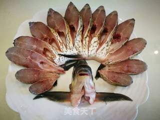 剁椒孔雀开屏鱼的做法步骤：3