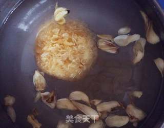 丑耳百合雪梨汤的做法步骤:3