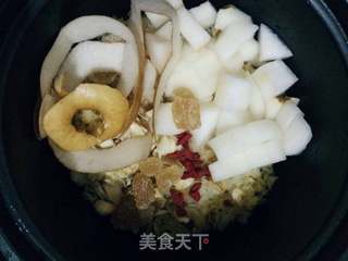 丑耳百合雪梨汤的做法步骤:4