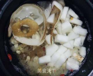 丑耳百合雪梨汤的做法步骤:5