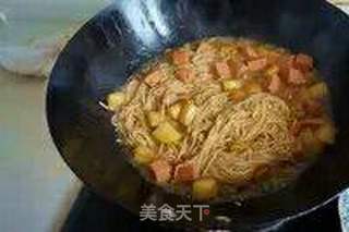 土豆焖面的做法步骤:6
