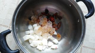 桃胶雪梨羹的做法步骤：5