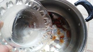桃胶雪梨羹的做法步骤:6