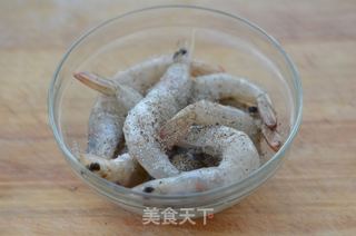 橄榄油黑椒煎大虾的做法步骤:2