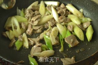 葱爆羊肉的做法步骤:7