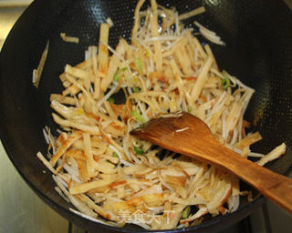 肉丝豆芽焖饼的做法步骤:8