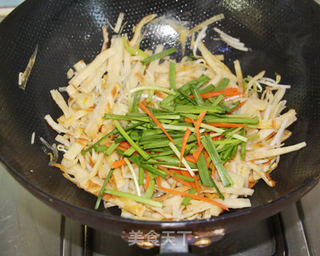 肉丝豆芽焖饼的做法步骤:10