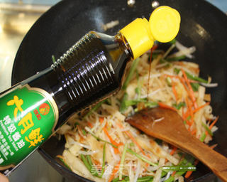 肉丝豆芽焖饼的做法步骤:11