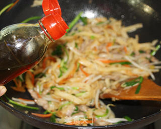 肉丝豆芽焖饼的做法步骤:12