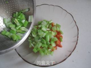 【湖北】胡萝卜西芹拌花生的做法步骤：6