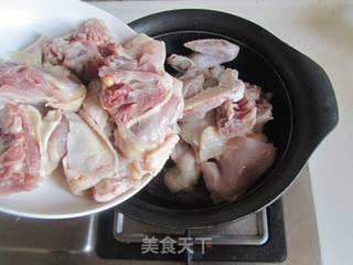 【湖北】茶树菇鹌鹑蛋土鸡汤的做法步骤:2