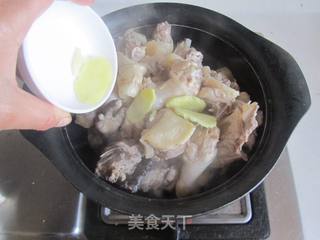 【湖北】茶树菇鹌鹑蛋土鸡汤的做法步骤:3