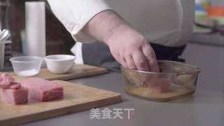 金枪鱼腩配鲟鱼子酱的做法步骤:3