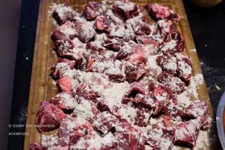 圣诞派对大餐系列:法式红酒烩牛肉 Beef Burgundy 的做法步骤:4