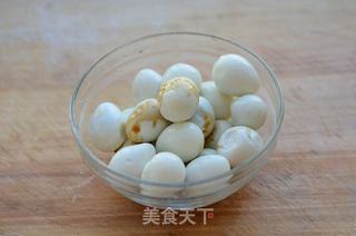 甜辣虎皮鹌鹑蛋的做法步骤:2