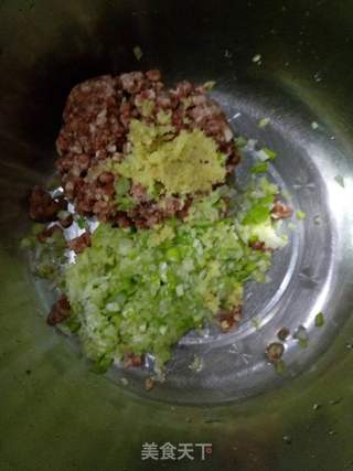 翡翠白玉双色水饺~双色羊肉芹菜水饺的做法步骤:3