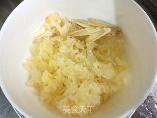 雪梨银耳枸杞美容汤的做法步骤：1