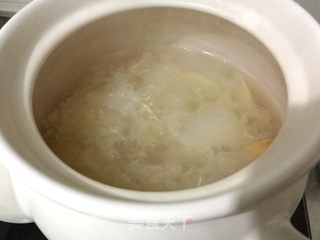 雪梨银耳枸杞美容汤的做法步骤:3