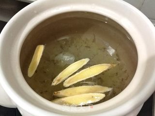 雪梨银耳枸杞美容汤的做法步骤:2