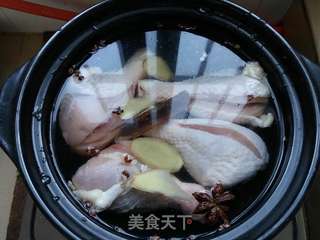 酱香手撕鸡的做法步骤:2