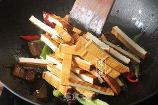 豆干炒腊肉的做法步骤:7