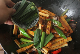 豆干炒腊肉的做法步骤:9