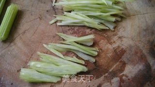 炝拌芹菜土豆丝的做法步骤:2