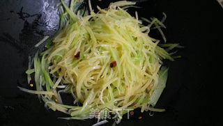 炝拌芹菜土豆丝的做法步骤:8