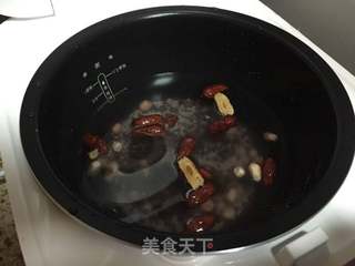 桂圆红枣腊八粥的做法步骤:2