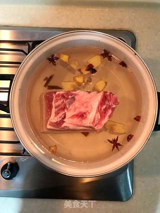 【梅州】梅菜扣肉的做法步骤：1