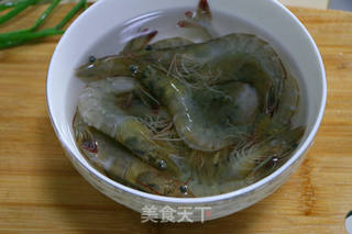 鲜虾粉丝煲 的做法步骤:3
