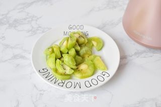 黄瓜猕猴桃汁的做法步骤:2