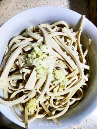 【四川】凉拌千层豆皮丝的做法步骤:2