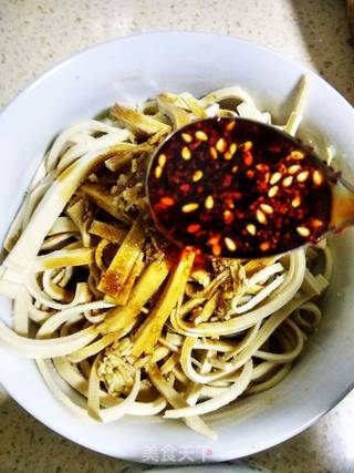 【四川】凉拌千层豆皮丝的做法步骤:4