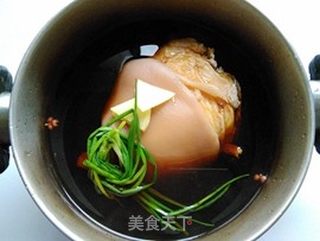 【上海】冰糖炖蹄髈的做法步骤:5