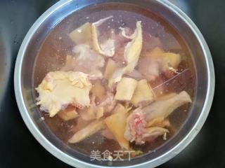 【湖南】红参枸杞土鸡汤的做法步骤：1