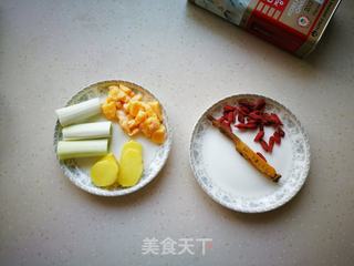 【湖南】红参枸杞土鸡汤的做法步骤：2
