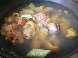 【湖南】红参枸杞土鸡汤的做法步骤：3