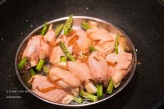 芦笋杏鲍菇酿鸡翅(含鸡中翅去骨全视频教程)的做法步骤:4
