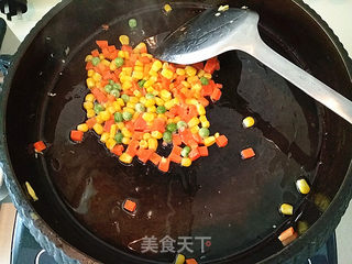 【东北】咸蛋黄炒饭的做法步骤:5