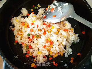 【东北】咸蛋黄炒饭的做法步骤:6