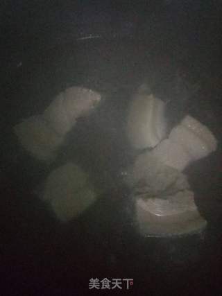【东北】酸菜猪肉炖冻豆腐的做法步骤:2
