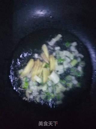 【东北】酸菜猪肉炖冻豆腐的做法步骤:4